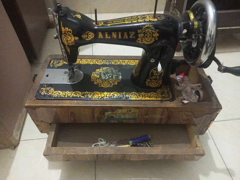 SEWING MACHINE FOR BEST DESIGNER CLOTHES USED ALL OK 1