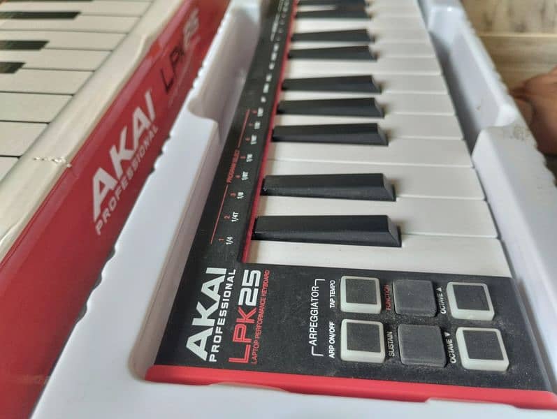 Akai Lpk-25 Mini midi keyboard 2