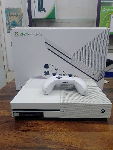 Xbox one s 500 GB with box 1