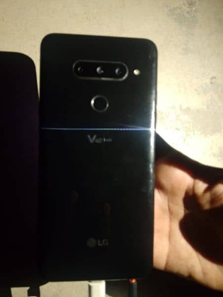 lg v40 thinq 10\8 he Non pta pannel crack with power bank free 15000 3