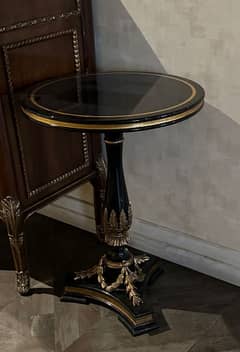 1 round table in gold and black almost new