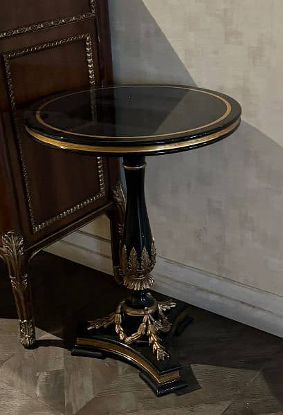 1 round table in gold and black almost new 0