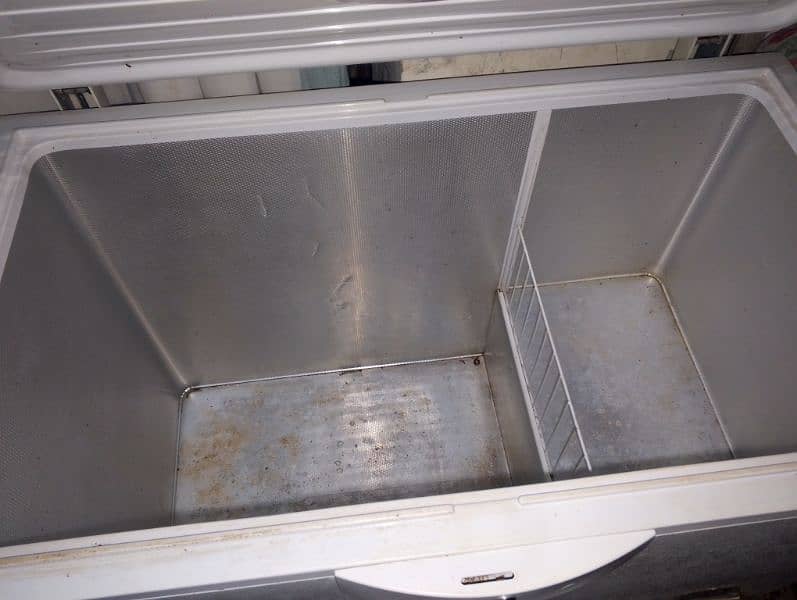dowlence freezer neat condition 1