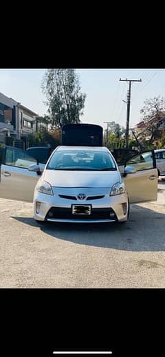 Toyota Prius 2014 model 2018 registered. total genuine car