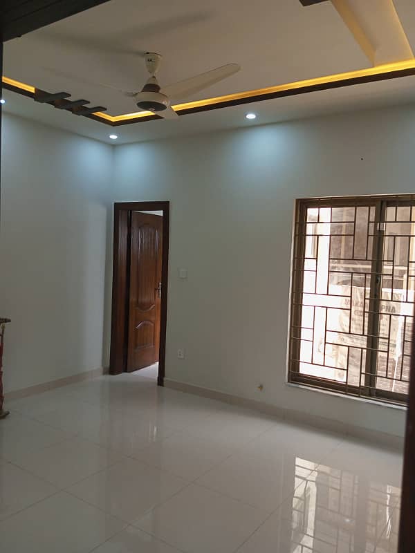 Spacious 5 Marla Brand New Designer House, 3 Bed Room With Attached Bath, Drawing Dinning, Kitchen,T. V Lounge Servant Quarter On Top With Attached Bath 6