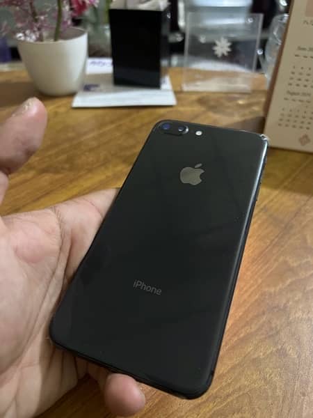 iphone 8 plus 64gb 9.5/10 1