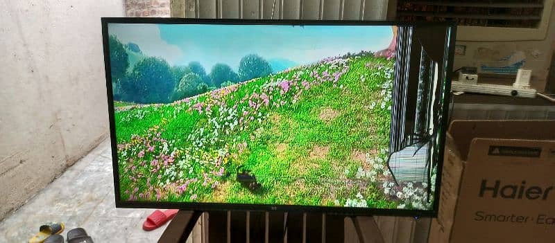 TiT smart led tv 40" with little screen fault original price 48000 1