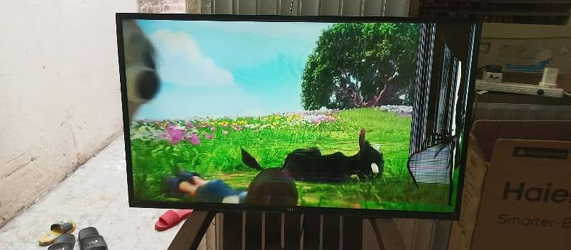 TiT smart led tv 40" with little screen fault original price 48000 4