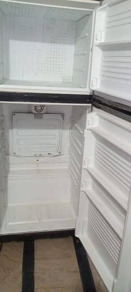 Dawlance hzone medium. size fridge working perfectly 1