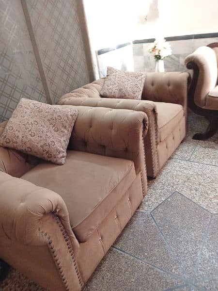 7 seater sofa set in new condition with dewan urgent sale 0