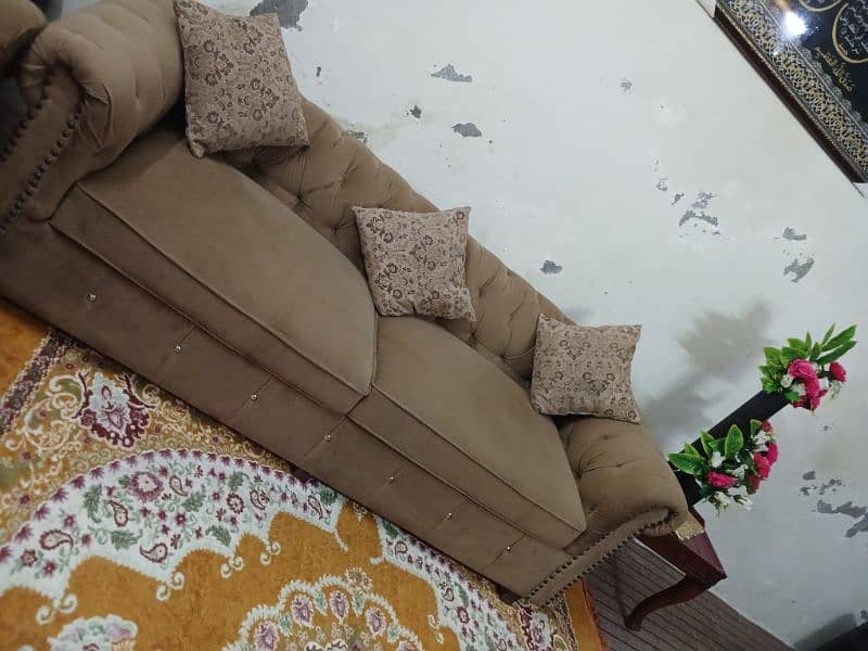 7 seater sofa set in new condition with dewan urgent sale 1