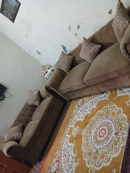 7 seater sofa set in new condition with dewan urgent sale 2