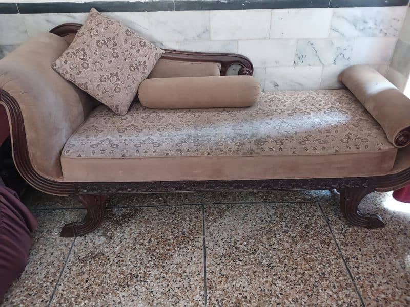 7 seater sofa set in new condition with dewan urgent sale 3