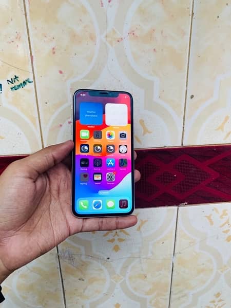 iPhone XS 64gb Factory unlocked Esim time 7