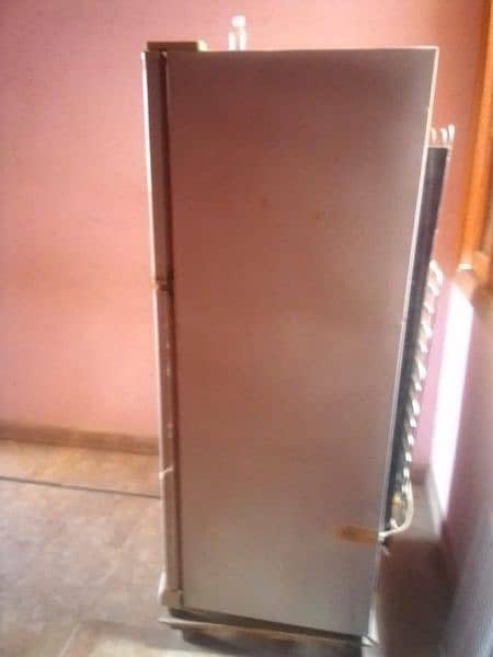 Condition ok medium size Dawlance refrigerator 2