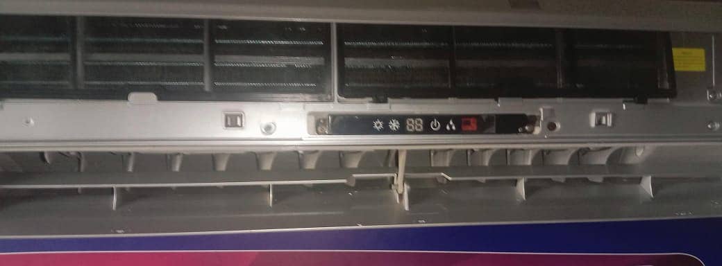 Slightly Used Gree 1.5 Ton DC Inverter AC 1