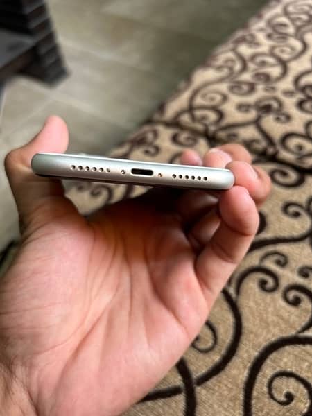 iPhone 11 jv 64gb white colour LLA 4