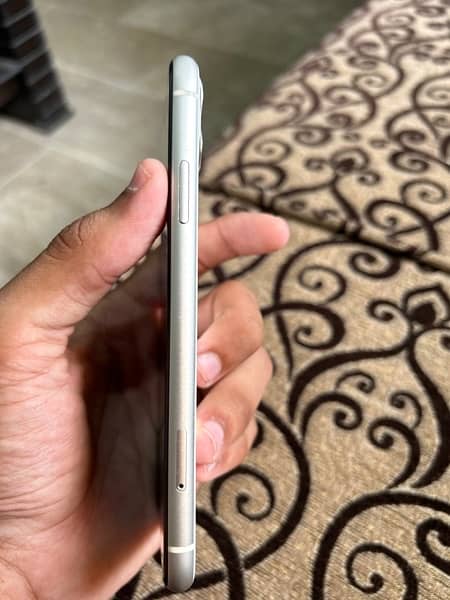 iPhone 11 jv 64gb white colour LLA 5