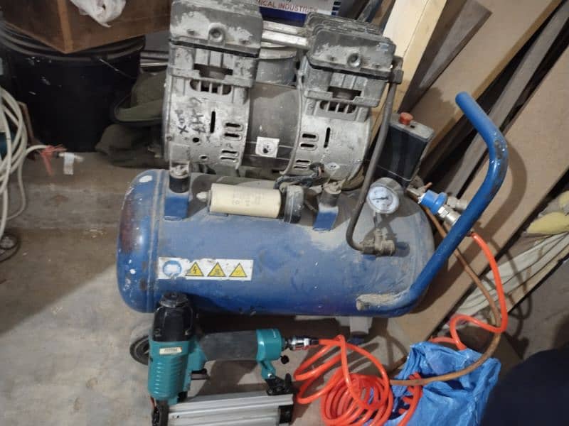 Air compressor with Gun 1