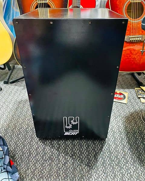 Gitar Keman Cajon MüzikaliGitar Keman Cajon Müzikali  