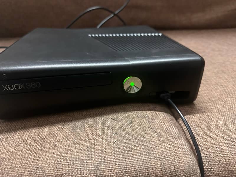 Xbox 360 Slim model 250 GB 6