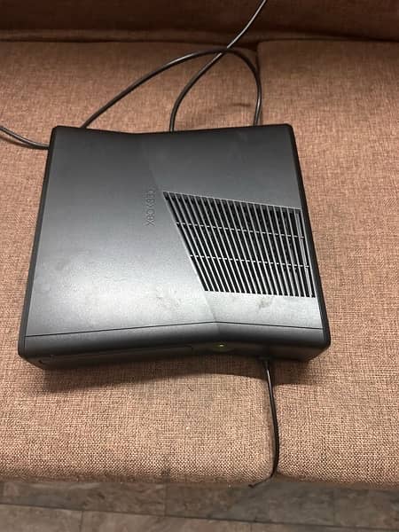 Xbox 360 Slim model 250 GB 7