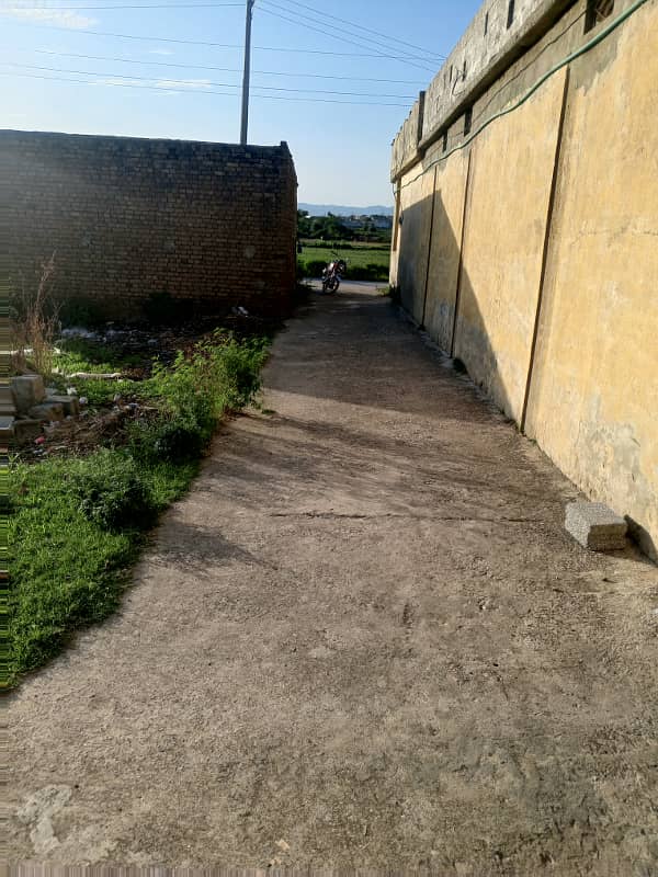 1 kinal 4 Marla farmhouse 3 Bedroom 1 kitchen 1 bath Electricity Meter GAS Meter Boring water main Road Demand 1.40 Registry intkal Tahir Khan 03115850472 15