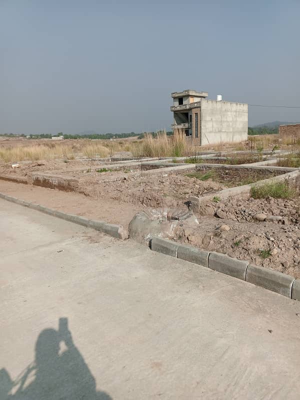 3 LACK PR MARLA PLOT 3.50 lack 4 Lack Sy likar 8 LACK Tak Plot Available 03115850472 Registery intiqal Electricity GAS Water sewerage Taramri Sy 10 mint Nilor Islamabad 30 Foot Gali 20 Foot 40 Foot Tahir Khan 03115850472 7