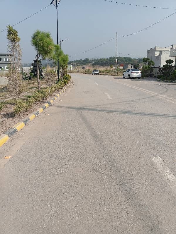 3 LACK PR MARLA PLOT 3.50 lack 4 Lack Sy likar 8 LACK Tak Plot Available 03115850472 Registery intiqal Electricity GAS Water sewerage Taramri Sy 10 mint Nilor Islamabad 30 Foot Gali 20 Foot 40 Foot Tahir Khan 03115850472 25