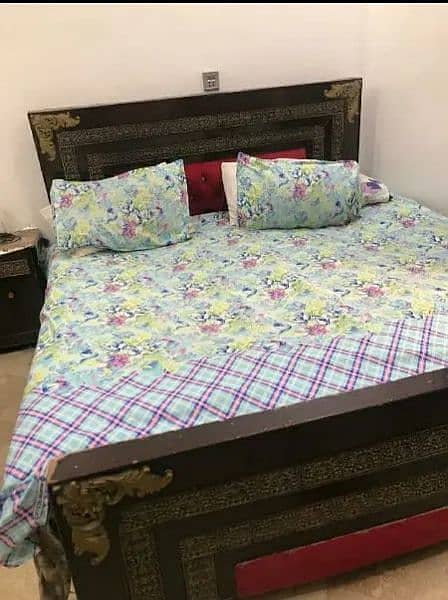 Bed In Good condition with Mattress and side Tables 4