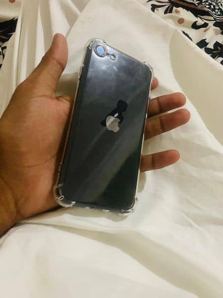 Iphone Se 2020 with full box and charger 1