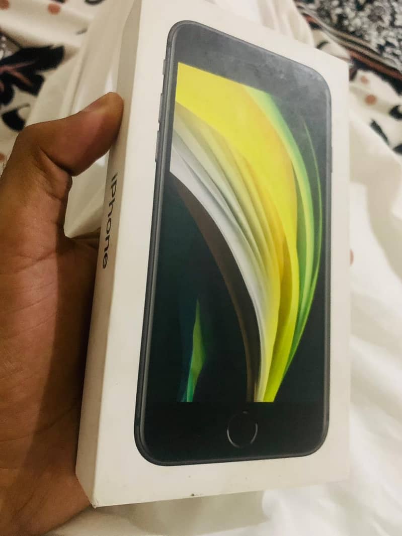 Iphone Se 2020 with full box and charger 8