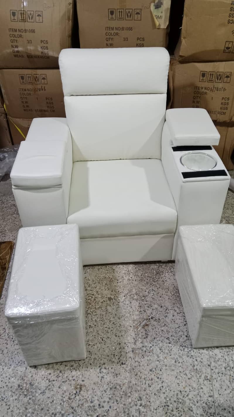 Stylish and Comfortable Saloon Chairs for Sale 3