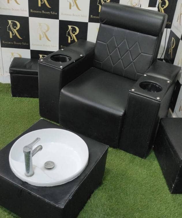 Stylish and Comfortable Saloon Chairs for Sale 2