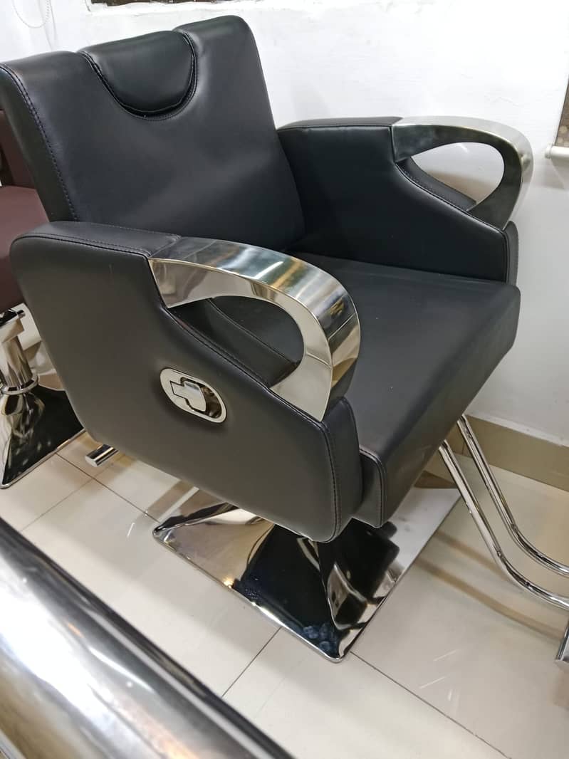 Stylish and Comfortable Saloon Chairs for Sale 16