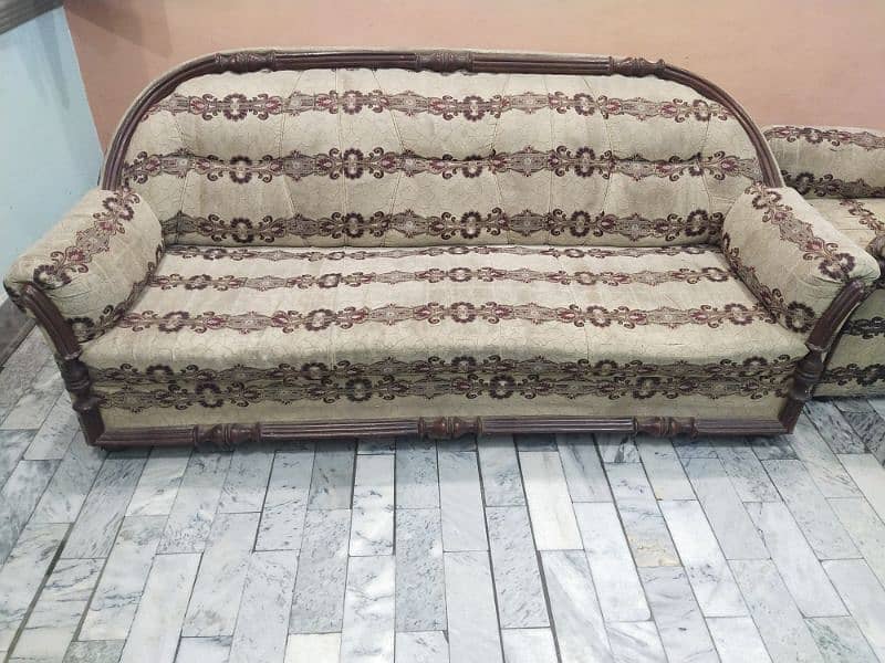 5 seaters sofa set home used urgent sale 0