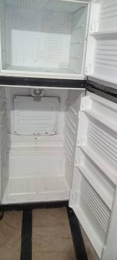 Dawlance medium size genuine fridge working condition