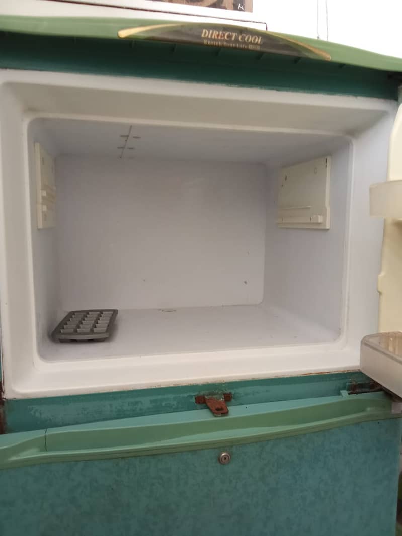 Fridge Large Sized in Excellent Working Condition 1