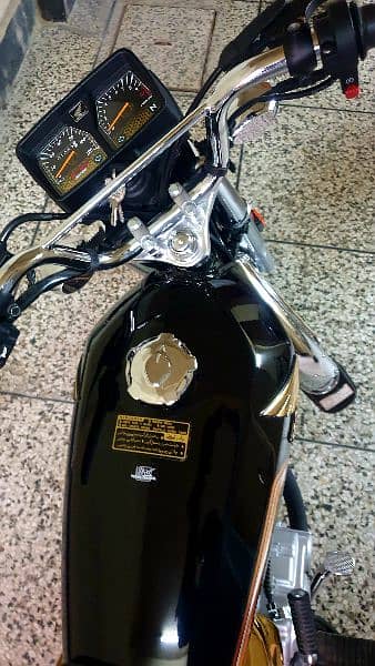 HONDA CG 125, GOLD SPECIAL EDITION FUEL TANK  WITH SIDE COVER,. 1