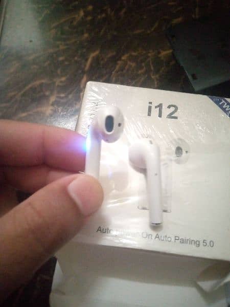 i12 bluetooth earphone 0