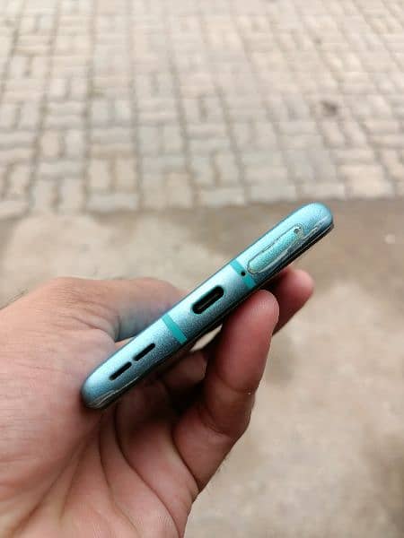 One plus 8 pro Hai all condition good Hai bas aik line Hai 2