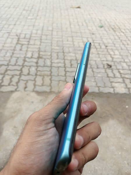 One plus 8 pro Hai all condition good Hai bas aik line Hai 5