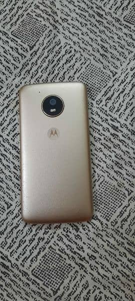 Moto E4 1