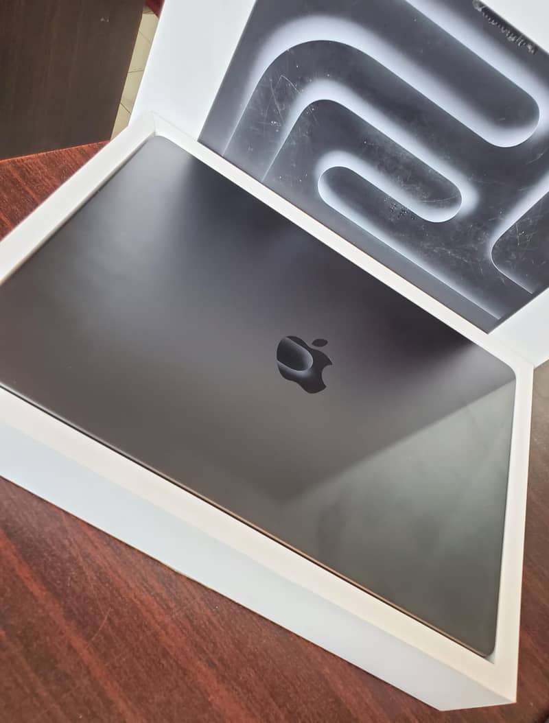 MacBook Pro 14” M3 Pro Ram 18 SSD 512 Apple Warranty 2