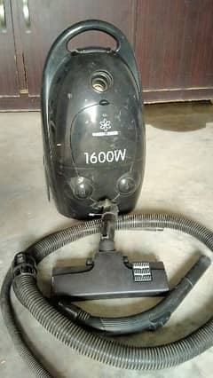 black Decker vacuum cleaner 1600W