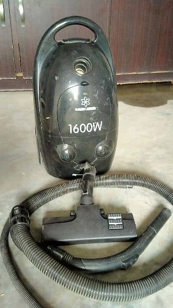 black Decker vacuum cleaner 1600W 0