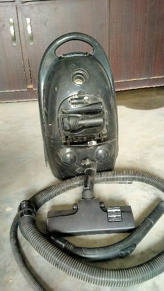 black Decker vacuum cleaner 1600W 2