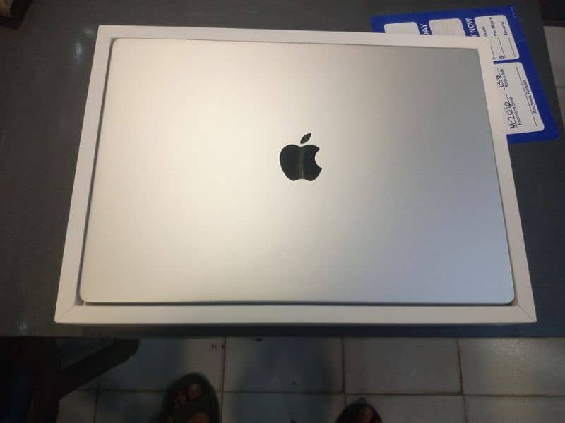 MACBOOK PRO 18 GB 512 GB SSD NEW CONDITION AND VIP PRICE 1