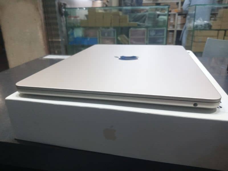 MACBOOK PRO 18 GB 512 GB SSD NEW CONDITION AND VIP PRICE 6