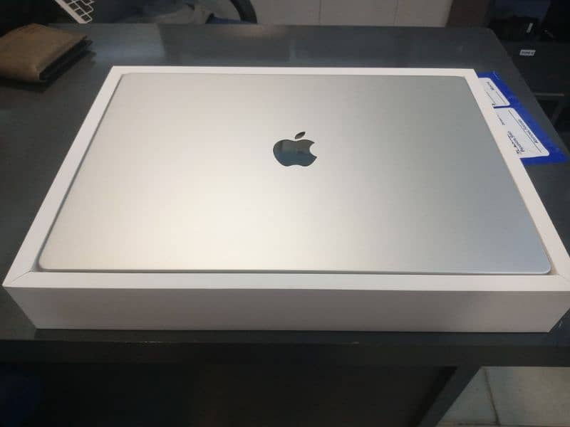 MACBOOK PRO 18 GB 512 GB SSD NEW CONDITION AND VIP PRICE 9